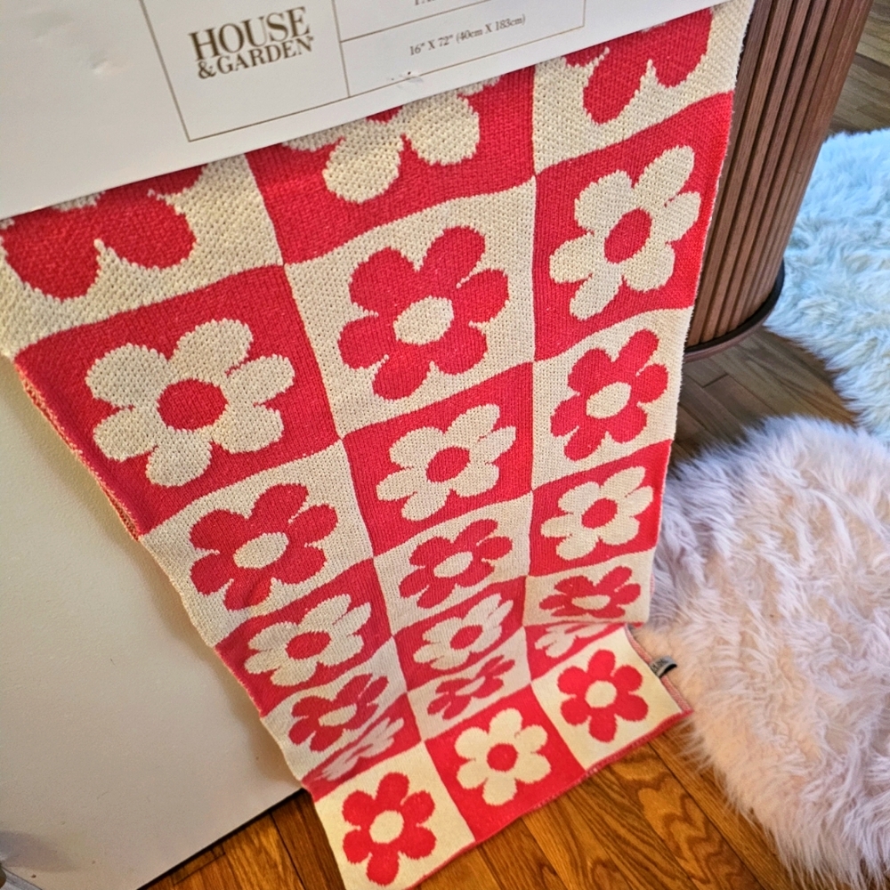 House & Garden Pink and White Floral runner for table